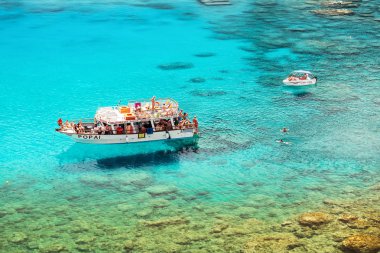28 Mayıs 2019, Rodos, Yunanistan: Turistler mavi lagün Körfezi'nde bir yolcu teknesiyle denize açıldılar. Cennet tatil ve rekreasyon kavramı