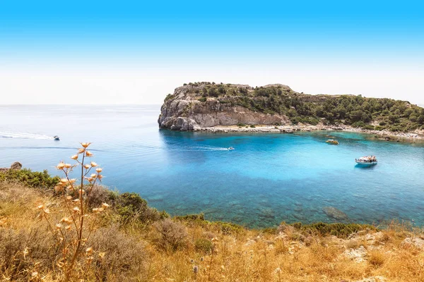 Populär turistattraktion på Rhodos Island-azurblå lagunen känd som Anthony Quinn Bay. Sjöresor och sommarparadis koncept — Stockfoto