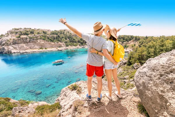 Pareja feliz en el amor tener vacaciones de viaje y de pie en la cima de la colina con vistas a la atractiva bahía de mar azul . — Foto de Stock