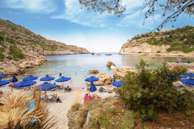 28 Mayıs 2019, Rodos, Yunanistan: ünlü plaj Anthony Quinn Bay turistler