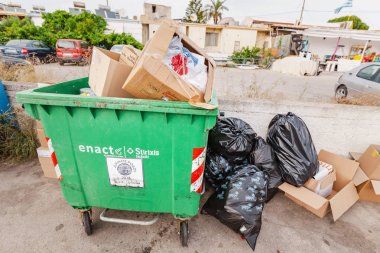 28 Mayıs 2019, Rodos, Yunanistan: Çöp konteyneri çöp ve plastik çöp dolu