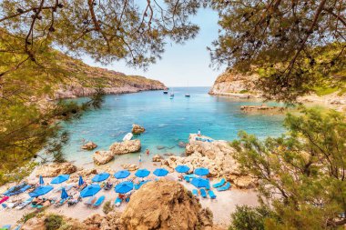 28 Mayıs 2019, Rodos, Yunanistan: ünlü plaj Anthony Quinn Bay turistler