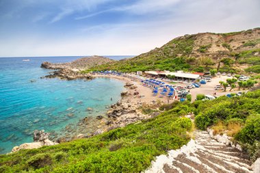 28 Mayıs 2019, Rodos, Yunanistan: Ladiko koyu otelleri ve plajı, tepeden görünümü