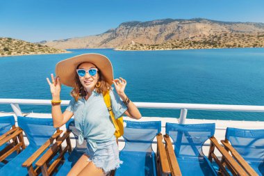 Bir Cruise gemisinin boş bir güvertede bir tatil mutlu genç kız. Bir deniz beldesinde seyahat ve ulaşım