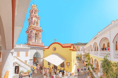 29 Mayıs 2019, Panormitis, Yunanistan: Yunanistan'ın Symi adasındaki ünlü panormitis manastırını ziyaret eden turistler. Oniki alabilen gezi ve Akdeniz seyahat konsepti