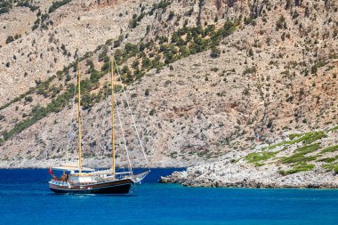 Modern yat eğlence ve turistlerin ulaşım için retro iki direkli gemi brig stilize