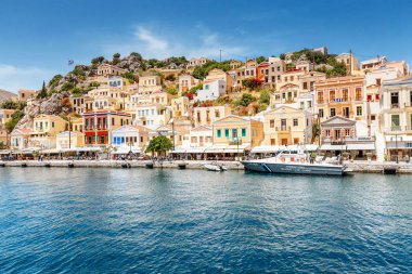 29 Mayıs 2019, Symi island, Yunanistan: Ünlü turistik - Symi körfezinde renkli evler
