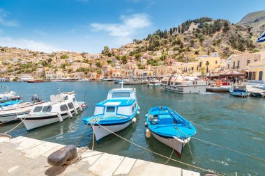 29 Mayıs 2019, Symi island, Yunanistan: Symi adasında balıkçılık ve turistik tekneler - Yunanistan'ın popüler turizm kenti