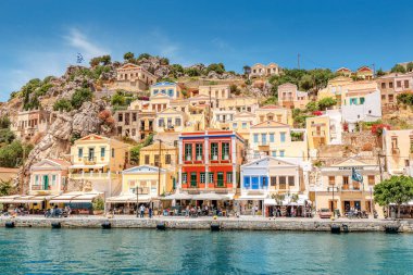29 Mayıs 2019, Symi island, Yunanistan: Ünlü turistik - Symi körfezinde renkli evler