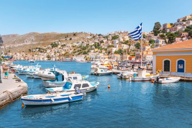 29 Mayıs 2019, Symi island, Yunanistan: Renkli ada Symi - bir limanda balıkçı tekneleri ile popüler turistik