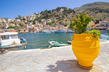29 Mayıs 2019, Symi island, Yunanistan: Renkli ada Symi - bir limanda balıkçı tekneleri ile popüler turistik