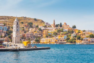 29 Mayıs 2019, Symi adası, Yunanistan: Oniki Adalar'daki bir Yunan adasının manzara canlı deniz manzarası, Yunanistan . Popüler turistik