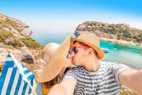 Pareja europeo hombre y un asiático mujer vino en un vacaciones luna de miel a la isla griega resort — Foto de Stock