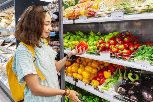 Mujer asiática feliz elegir para comprar verduras en el supermercado. Concepto de comida vegetariana ecológica — Foto de Stock
