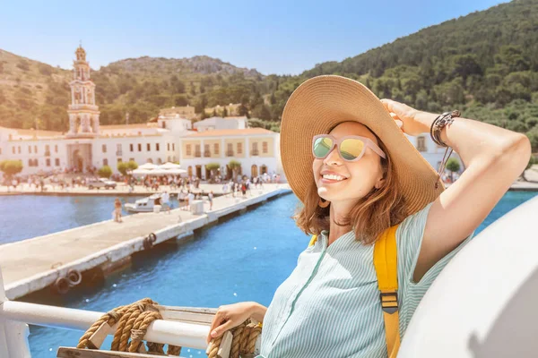 Glædelig asiatisk kvinde med hat nyder rejser og ferie på krydstogtskib. Turist pige på dækket - Stock-foto