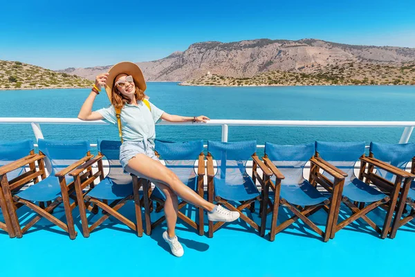 Glückliches junges Mädchen im Urlaub auf einem leeren Deck eines Kreuzfahrtschiffes. Reise und Transport in einem Seebad — Stockfoto
