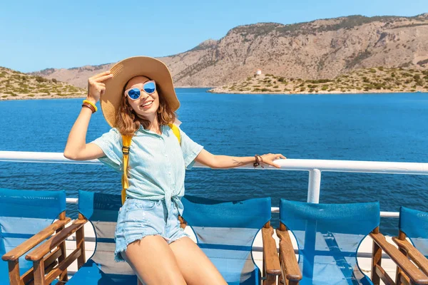 Glückliches junges Mädchen im Urlaub auf einem leeren Deck eines Kreuzfahrtschiffes. Reise und Transport in einem Seebad — Stockfoto