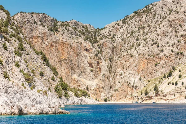 Pittoreska St George Bay med klippiga klippor i Symi Island, Grekland — Stockfoto