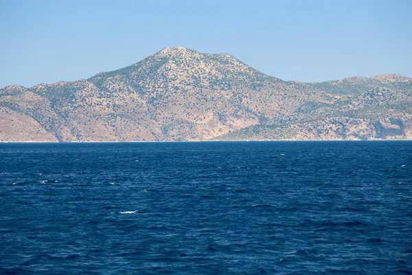 Montaña en Turquía vista lejana desde el mar, como fondo — Foto de Stock