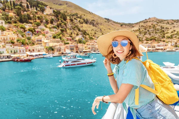 Sırt çantası ve şapka ile Asyalı kız gezgin açık bir gemi güvertesinde bir deniz gezisi sahiptir. Yunanistan ve Akdeniz'de turizm ve tatil. — Stok fotoğraf