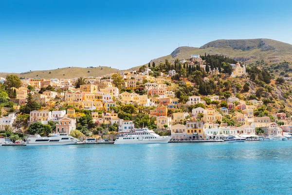 Färgglada ön Symi-populär turistattraktion med fiskebåtar i en hamn — Stockfoto