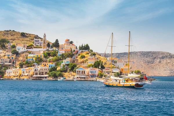 Capa marinha vívida cênica de uma ilha grega de Symi no Dodecaneso, Grécia. Atração turística popular — Fotografia de Stock