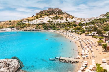 Rodos adasında Lindos tatil kasabası Pastoral Paradise manzara, Yunanistan. Tropik ve tarihi şehirlerde tatil kavramı