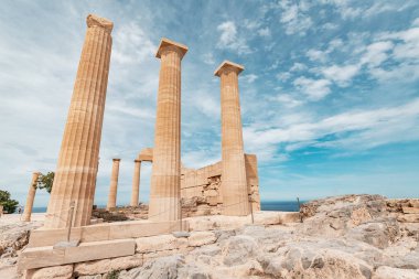 Seyahat yerleri ve arkeolojik alanlar. Rodos adasında Lindos Akropolis kalıntıları büyük görünümü.