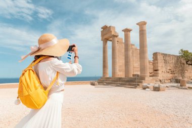 Turist kız fotoğraf ve antik Akropolis kentin turistik dönüm noktası selfie çekiyor. Seyahat destinasyonları ve gezi turları