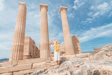 Seyahat yerleri ve arkeolojik alanlar. Rodos adasında Lindos Akropolis kalıntıları büyük görünümü.