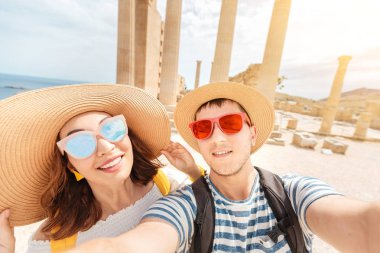 Yunanistan 'daki tarihi Akropolis kentini ziyaret eden iki genç turist veya arkadaş