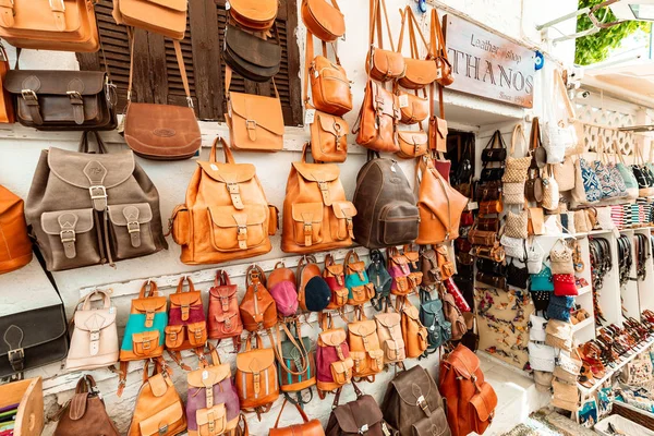 30 мая 2019 года, Линдос, Греция: рюкзаки и сумки для продажи на открытом рынке — стоковое фото