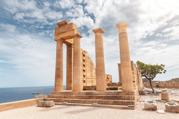 Famosa atracción turística - Acrópolis de Lindos. Arquitectura antigua de Grecia. Destinos turísticos de la isla de Rodas — Foto de Stock
