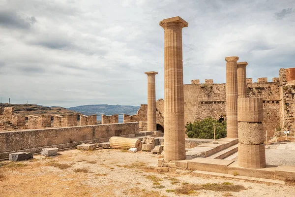 Famosa atracción turística - Acrópolis de Lindos. Arquitectura antigua de Grecia. Destinos turísticos de la isla de Rodas — Foto de Stock