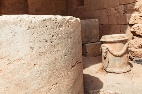 30 de mayo de 2019, Lindos, Grecia: Inscripciones griegas antiguas en columnas de piedra en el sitio arqueológico de la Acrópolis de Lindos — Foto de Stock