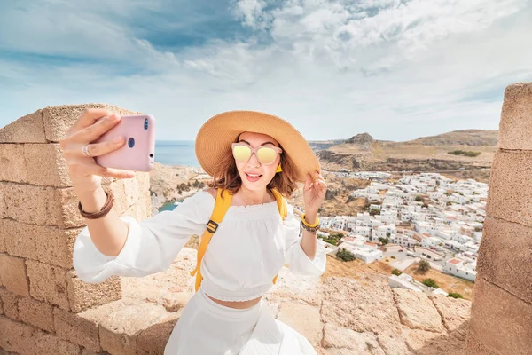Ευτυχισμένη νεαρή γυναίκα που παίρνει selfie στο σημείο παρατήρησης του αρχαίου ορόσημο — Φωτογραφία Αρχείου