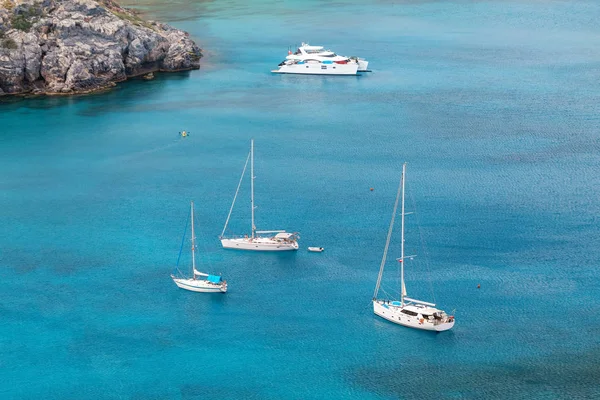 Vista aérea de unos yates en una hermosa bahía — Foto de Stock