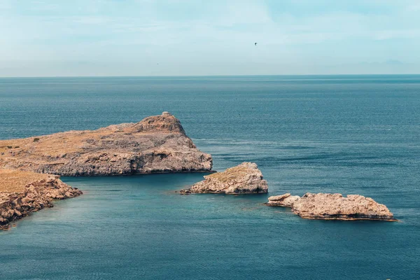 Flygbild över en klippig öar i ändlösa hav — Stockfoto