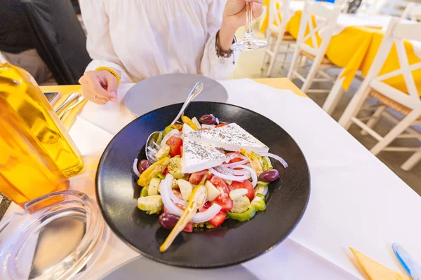Delicious greek mediterranean salad with fresh vergetables on a table in restaurant — Stock Photo, Image