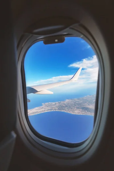 Vista desde el avión en un mar y la isla de Rodas. Concepto de vacaciones y transporte — Foto de Stock