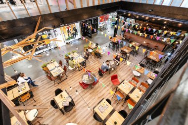 01 Haziran 2019, Moskova, Rusya: Alışveriş merkezindeki foodcourt kafede oturan ların havadan görünümü