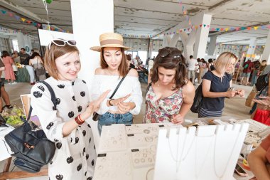 22 Haziran 2019, Ufa, Rusya: Kapalı el yapımı kuyumcudan alışveriş yapanlar