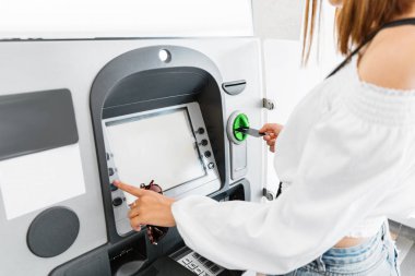 atm. Finans ve nakit akışı kavramı plastik banka kartı kullanarak para çekme kadın