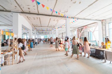 22 Haziran 2019, Ufa, Rusya: Kapalı bit pazarındaki insanlar