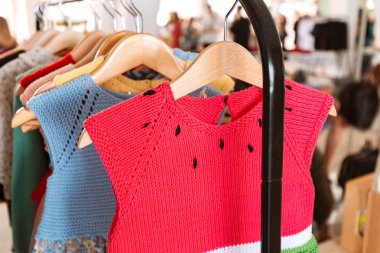 Satılık mağazada askı üzerinde Örme bebek elbisesi