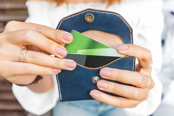 Kız çantasından plastik kredi kartları çıkarıyor. Gençler nakit yerine nakit olmayan bir Banka hesabında elektronik para seçin — Stok fotoğraf
