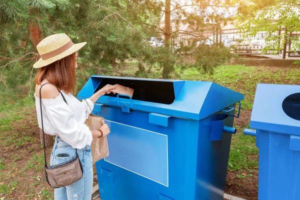 Happy asian woman throws paper in the trash garbage bin. Waste sorting concept — Stock Photo, Image