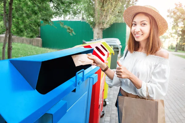 Gelukkig Aziatische vrouw gooit papier in de Prullenbak vuilnisbak. Afvalsortering concept — Stockfoto
