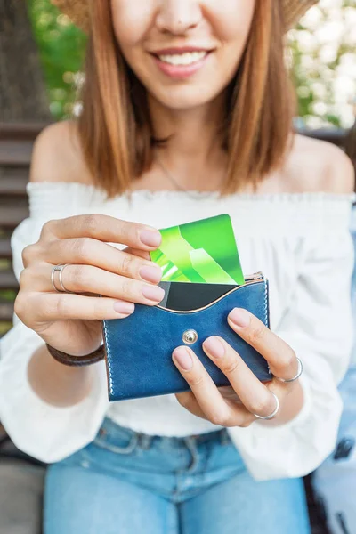 Kız çantasından plastik kredi kartları çıkarıyor. Gençler nakit yerine nakit olmayan bir Banka hesabında elektronik para seçin — Stok fotoğraf