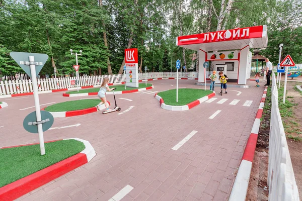 22 juni 2019, Ufa, Rusland: kinderen op scooters en fietsen rijden op het opleidingsgebied voor het leren van de verkeersregels. Veiligheidsconcept voor weggebruikers en kinderen — Stockfoto